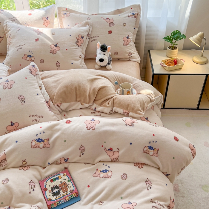 91家纺网 家纺一手货源 找家纺 妖妖家纺 2025新款高克重200克牛奶绒印花四件套 软鼻象宝