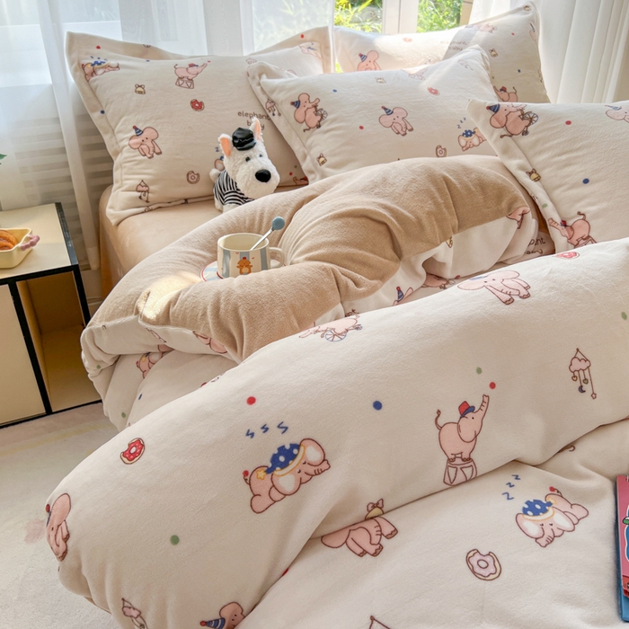 91家纺网 家纺一手货源 找家纺 妖妖家纺 2025新款高克重200克牛奶绒印花四件套 软鼻象宝