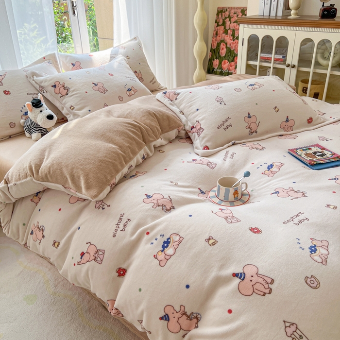 91家纺网 家纺一手货源 找家纺 妖妖家纺 2025新款高克重200克牛奶绒印花四件套 软鼻象宝