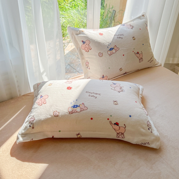 91家纺网 家纺一手货源 找家纺 妖妖家纺 2025新款高克重200克牛奶绒印花四件套 软鼻象宝