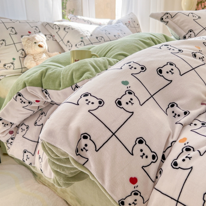 91家纺网 家纺一手货源 找家纺 妖妖家纺 2025新款高克重200克牛奶绒印花四件套 熊熊拼图