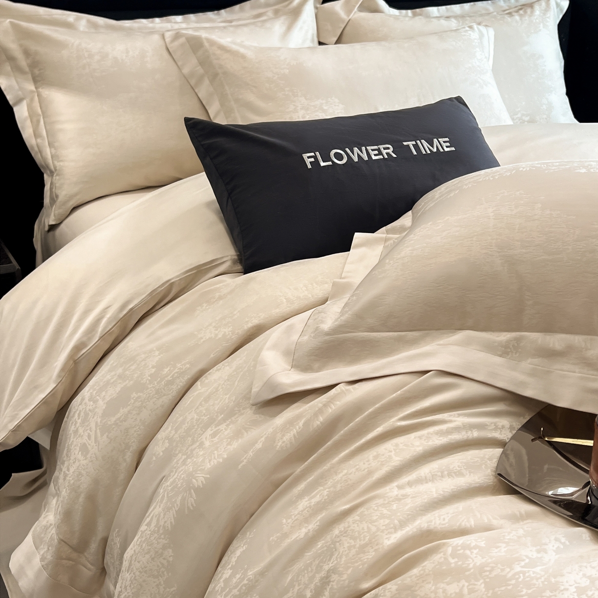 91家纺网 家纺一手货源 找家纺 花时间 2025新款A类长绒棉全棉纯棉宽边提花四件套-赫本 赫本-香槟