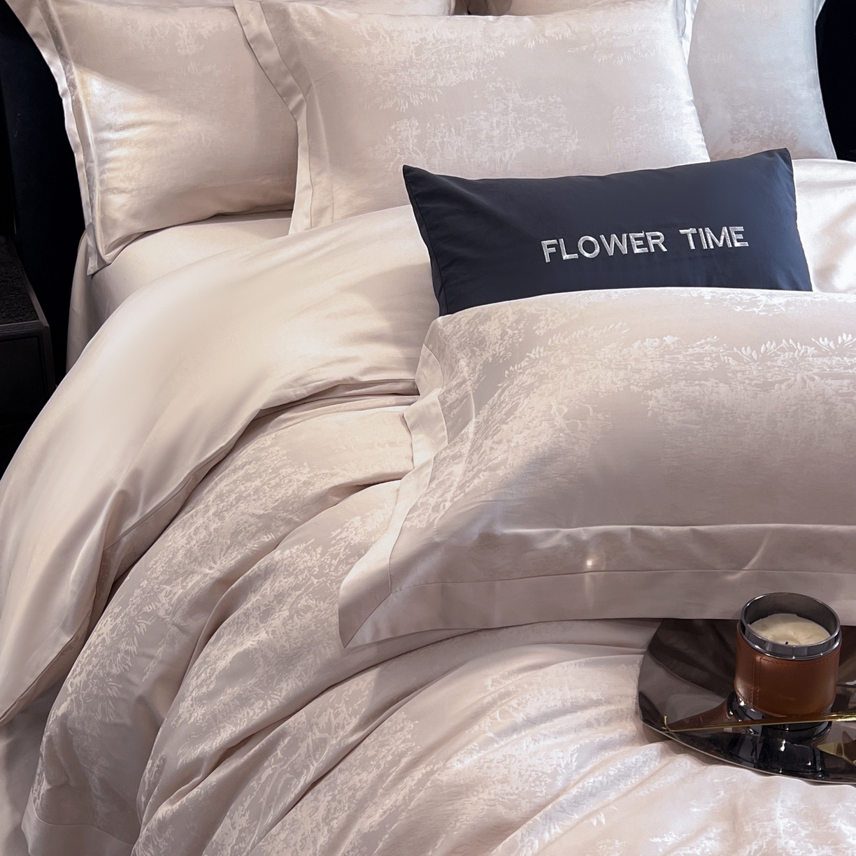 91家纺网 家纺一手货源 找家纺 花时间 2025新款A类长绒棉全棉纯棉宽边提花四件套-赫本 赫本-浅紫