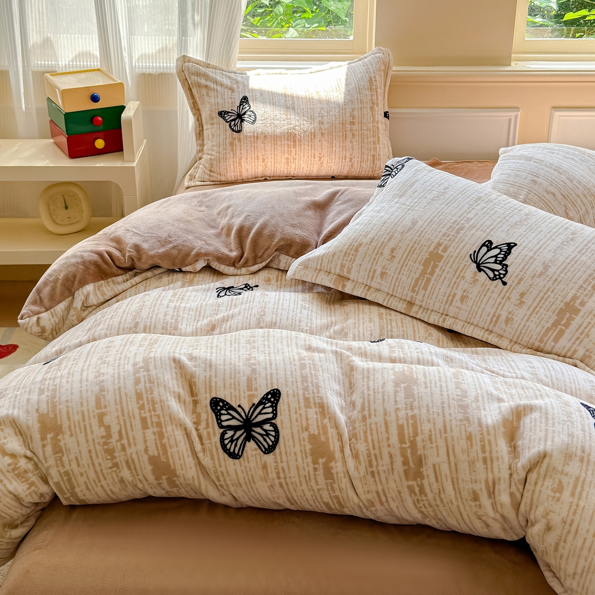 91家纺网 家纺一手货源 找家纺 绒裕家纺 2025秋冬新款230克8.5斤金貂绒牛奶绒四件套床单被套直播热款四件套法式蝴蝶