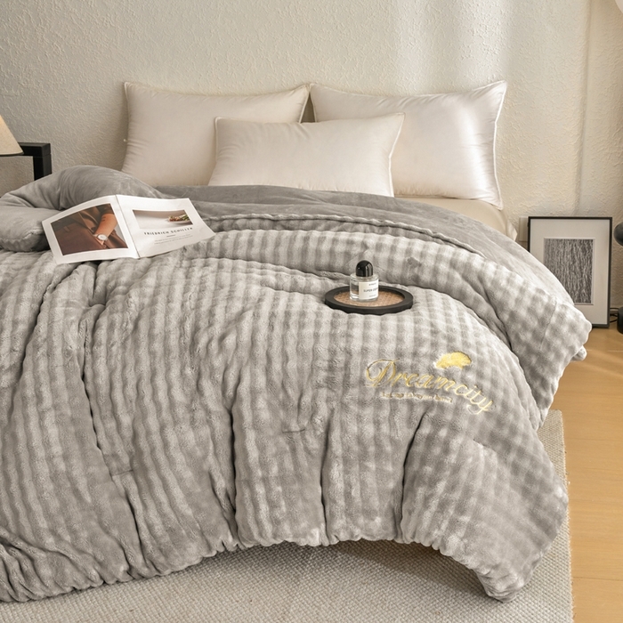 91家纺网 家纺一手货源 找家纺 （总）米米儿家纺 2025新款兔毛牛奶绒加厚保暖冬被外贸跨境被子被芯