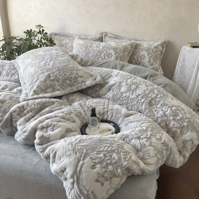 91家纺网 家纺一手货源 找家纺 昊川家纺 2025新款3D立体兔毛雕花四件套 锦梦-灰