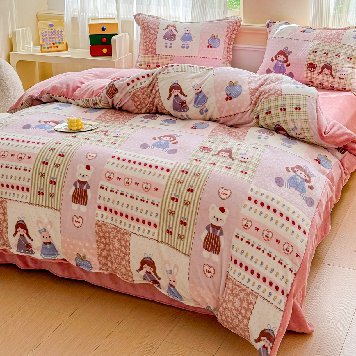 91家纺网 家纺一手货源 找家纺 绒裕家纺 2025秋冬新款230克8.5斤金貂绒牛奶绒四件套床单被套直播热款四件套 快乐女孩