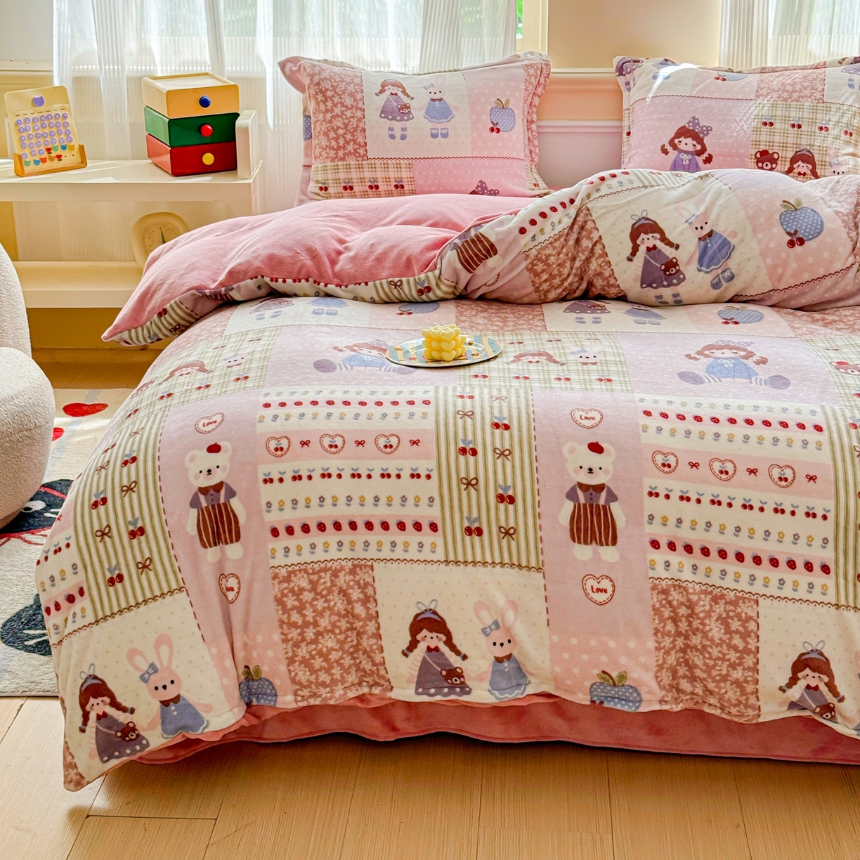 91家纺网 家纺一手货源 找家纺 绒裕家纺 2025秋冬新款230克8.5斤金貂绒牛奶绒四件套床单被套直播热款四件套 快乐女孩