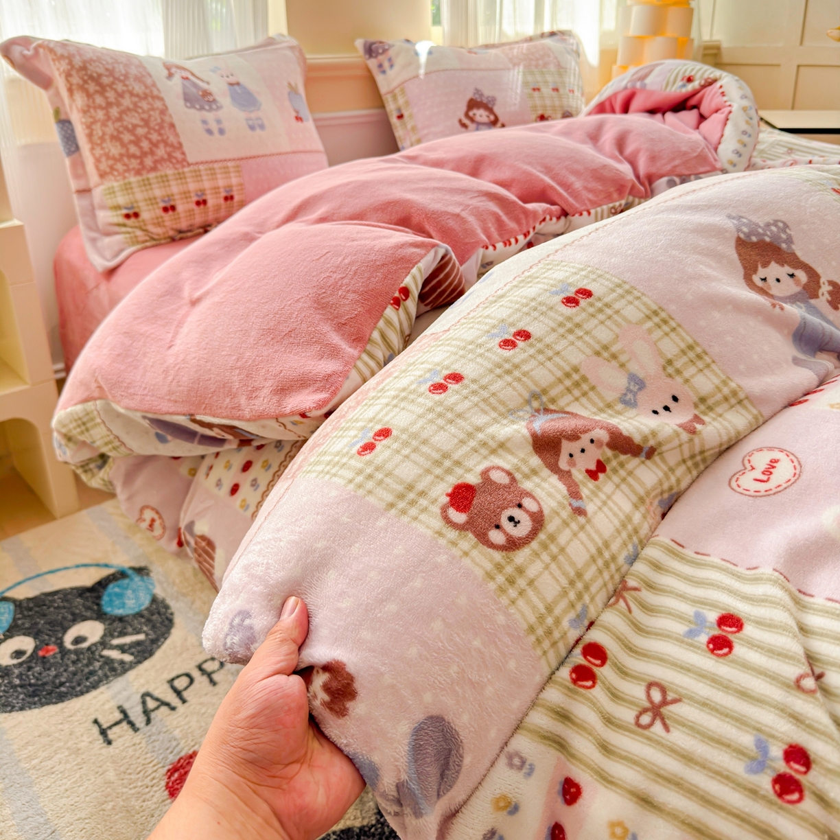 91家纺网 家纺一手货源 找家纺 绒裕家纺 2025秋冬新款230克8.5斤金貂绒牛奶绒四件套床单被套直播热款四件套 快乐女孩