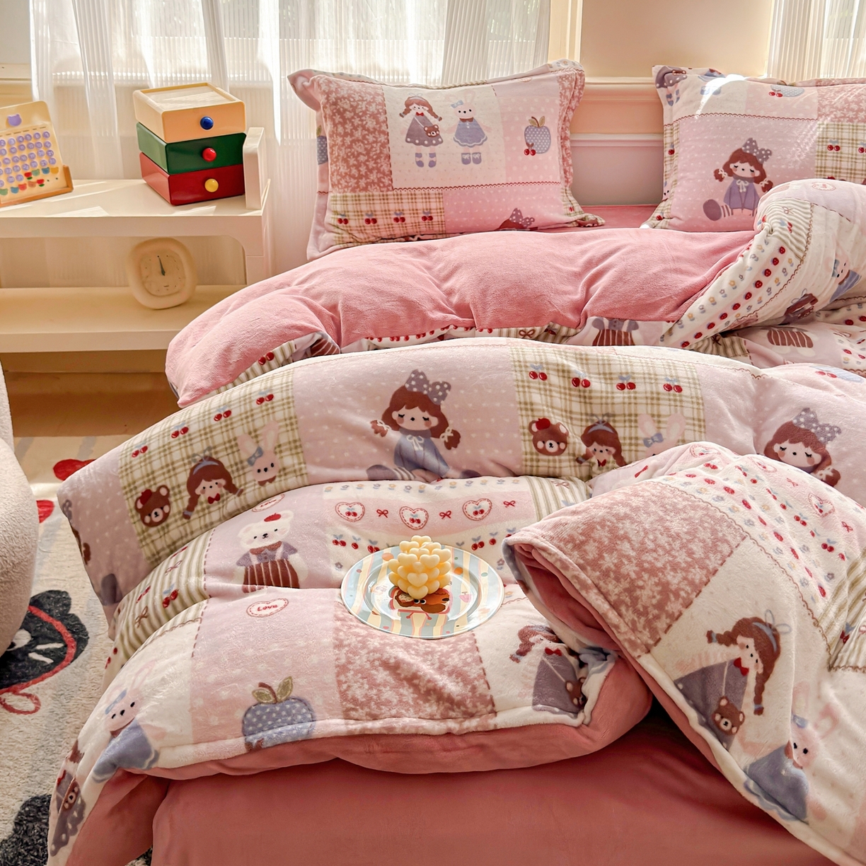 91家纺网 家纺一手货源 找家纺 绒裕家纺 2025秋冬新款230克8.5斤金貂绒牛奶绒四件套床单被套直播热款四件套 快乐女孩