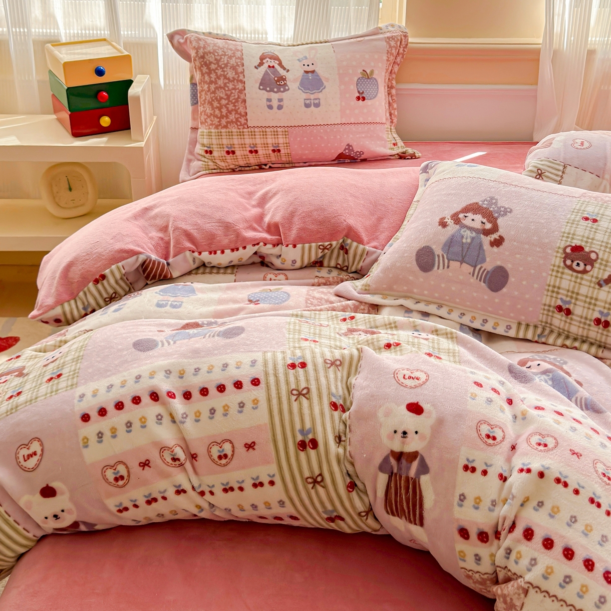 91家纺网 家纺一手货源 找家纺 绒裕家纺 2025秋冬新款230克8.5斤金貂绒牛奶绒四件套床单被套直播热款四件套 快乐女孩