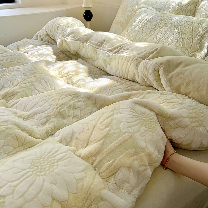 91家纺网 家纺一手货源 找家纺 昊川家纺 2025新款3D立体兔毛雕花四件套 秘密花园-奶绿