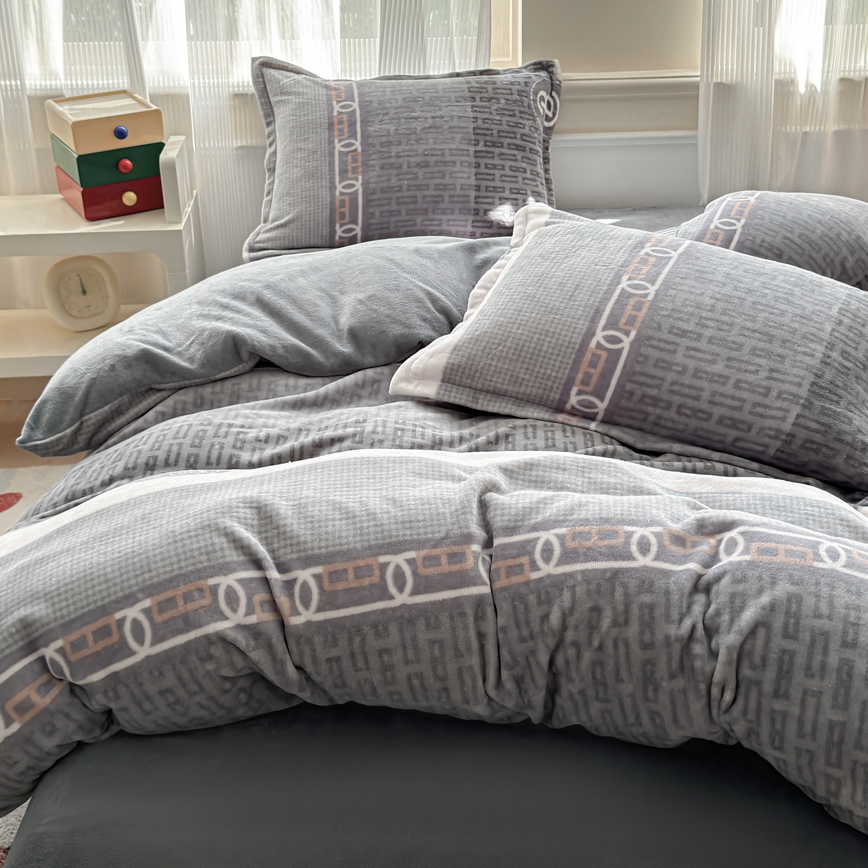 91家纺网 家纺一手货源 找家纺 绒裕家纺 2025秋冬新款230克8.5斤金貂绒牛奶绒四件套床单被套直播热款四件套 马吉拉