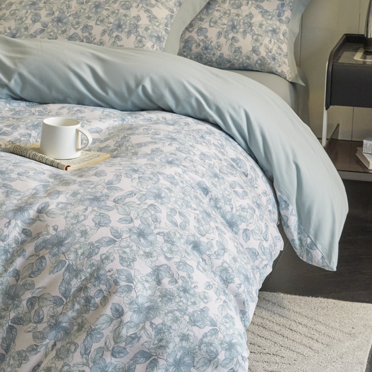 91家纺网 家纺一手货源 找家纺 慕晨 2025新款全棉纯棉磨毛轻奢数码印花直播热款四件套 轻轻丝语-蓝