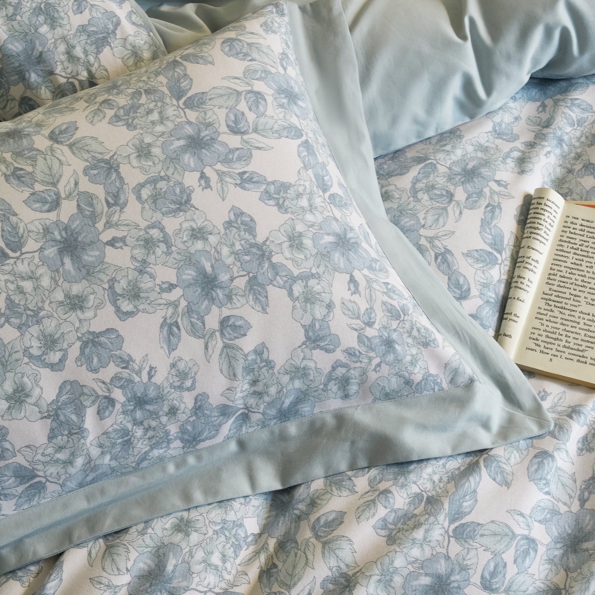 91家纺网 家纺一手货源 找家纺 慕晨 2025新款全棉纯棉磨毛轻奢数码印花直播热款四件套 轻轻丝语-蓝