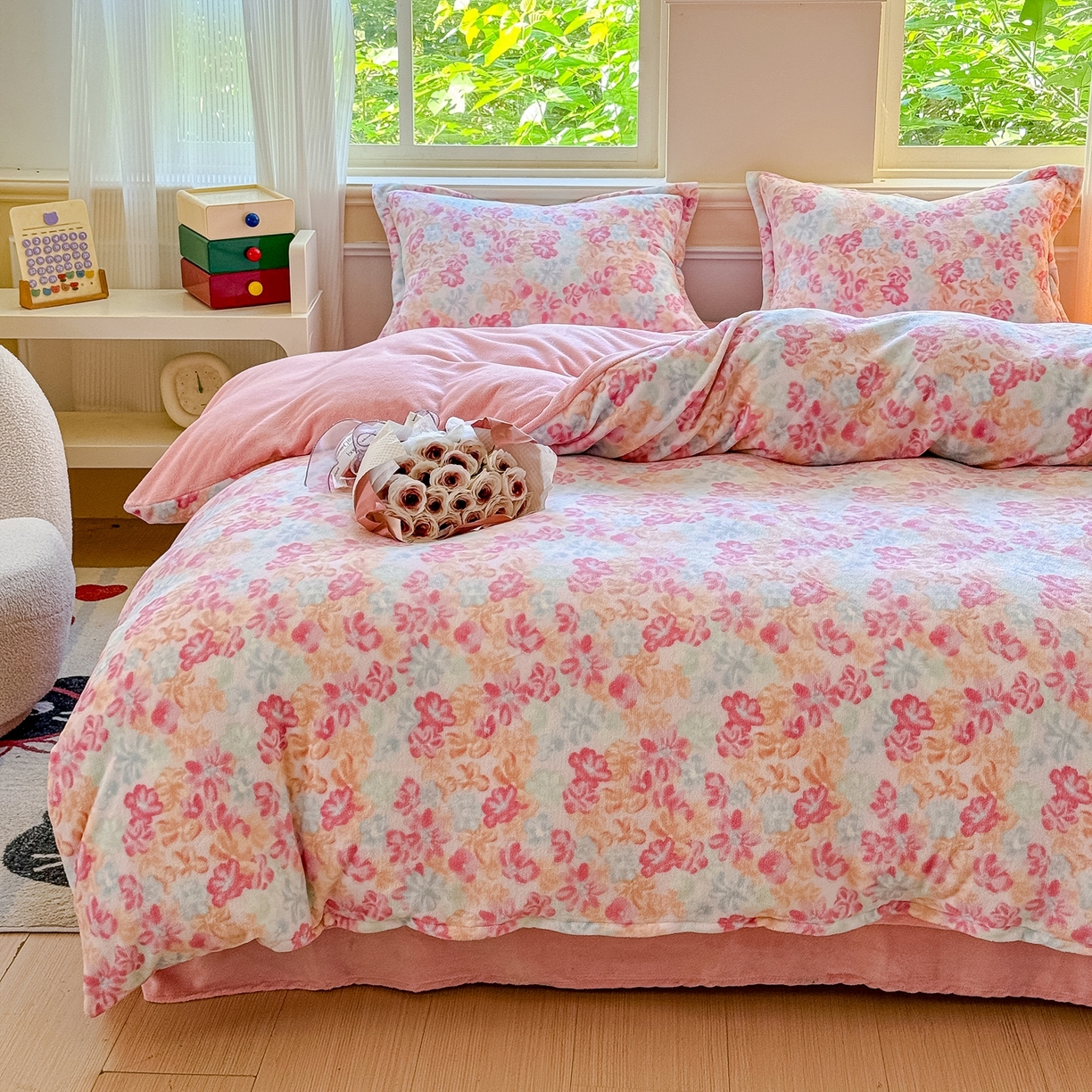 91家纺网 家纺一手货源 找家纺 绒裕家纺 2025秋冬新款230克8.5斤金貂绒牛奶绒四件套床单被套直播热款四件套 桃花朵朵