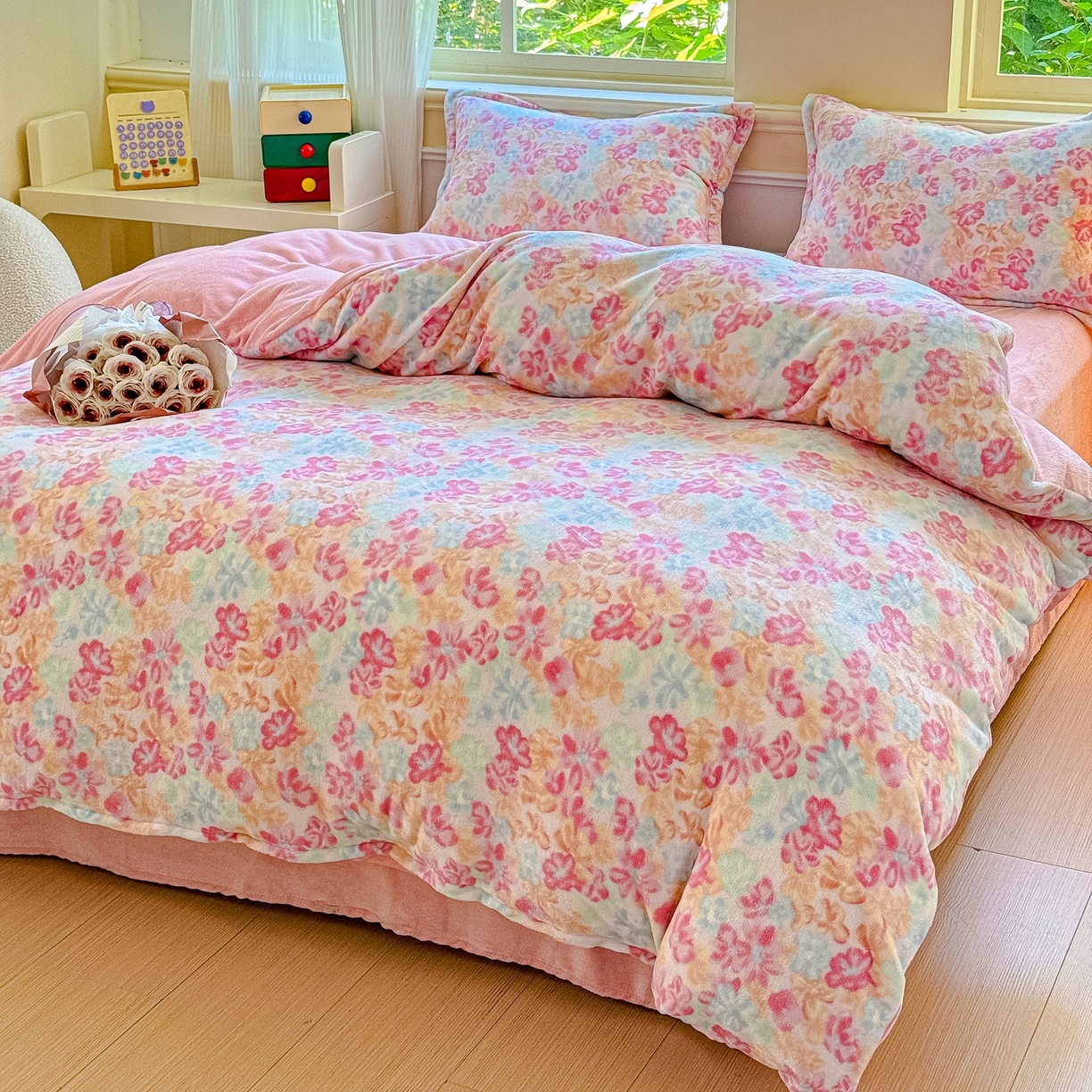 91家纺网 家纺一手货源 找家纺 绒裕家纺 2025秋冬新款230克8.5斤金貂绒牛奶绒四件套床单被套直播热款四件套 桃花朵朵