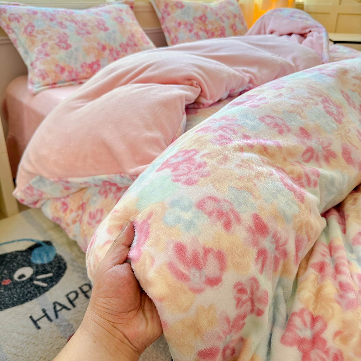 91家纺网 家纺一手货源 找家纺 绒裕家纺 2025秋冬新款230克8.5斤金貂绒牛奶绒四件套床单被套直播热款四件套 桃花朵朵