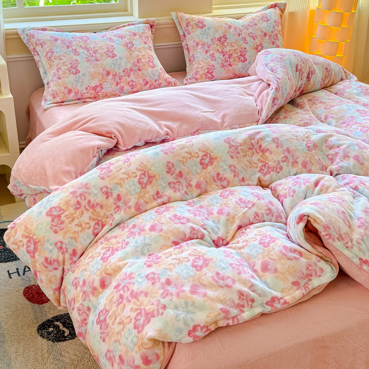 91家纺网 家纺一手货源 找家纺 绒裕家纺 2025秋冬新款230克8.5斤金貂绒牛奶绒四件套床单被套直播热款四件套 桃花朵朵