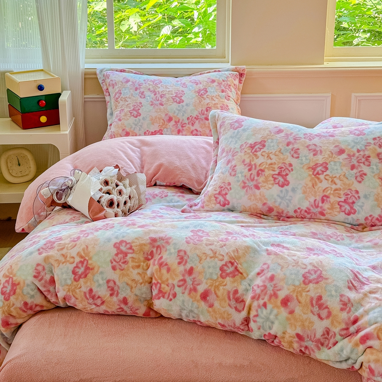 91家纺网 家纺一手货源 找家纺 绒裕家纺 2025秋冬新款230克8.5斤金貂绒牛奶绒四件套床单被套直播热款四件套 桃花朵朵