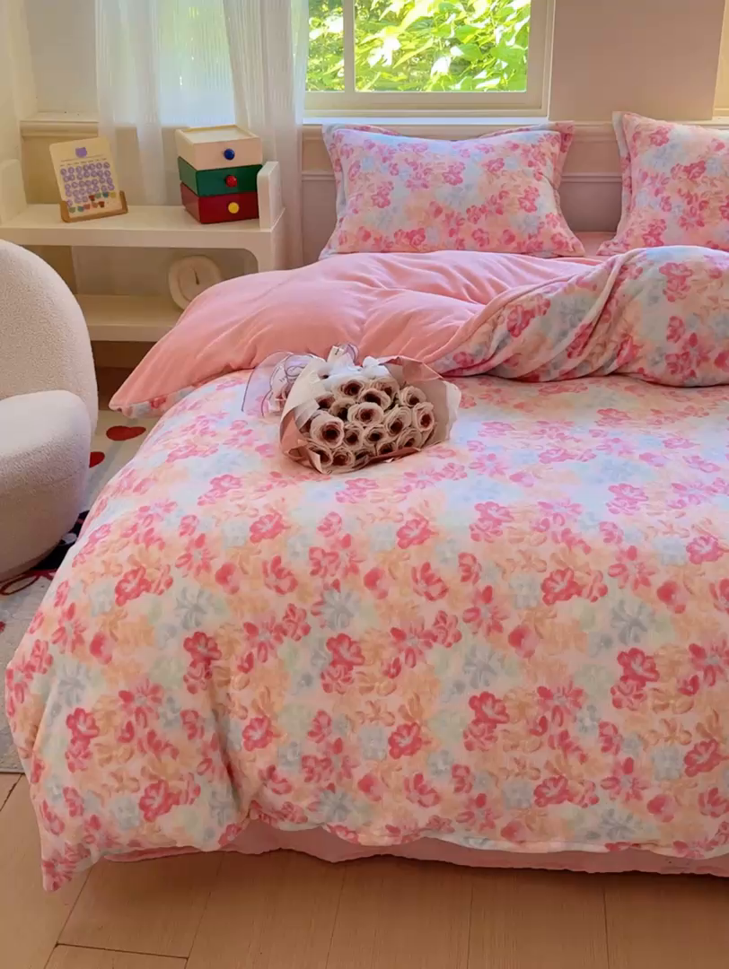 91家纺网 家纺一手货源 找家纺 绒裕家纺 2025秋冬新款230克8.5斤金貂绒牛奶绒四件套床单被套直播热款四件套 桃花朵朵