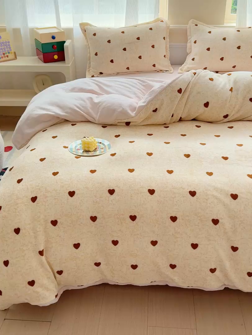 91家纺网 家纺一手货源 找家纺 绒裕家纺 2025秋冬新款230克8.5斤金貂绒牛奶绒四件套床单被套直播热款四件套 小欢喜