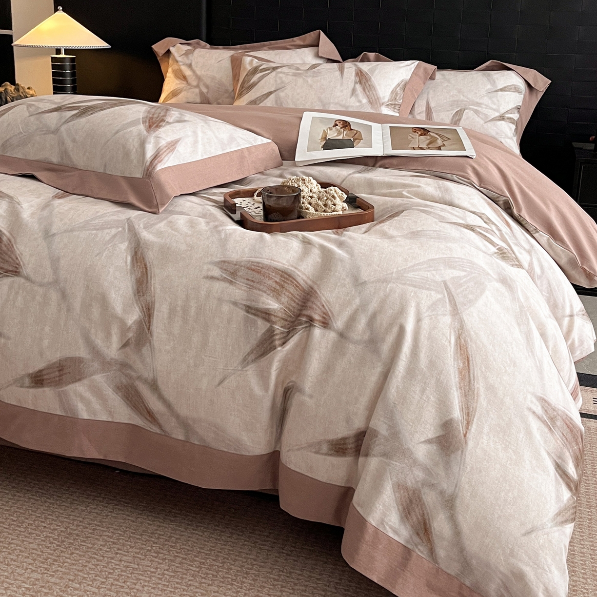 91家纺网 家纺一手货源 找家纺 慕晨 2025新款全棉纯棉磨毛轻奢数码印花直播热款四件套 清风徐来