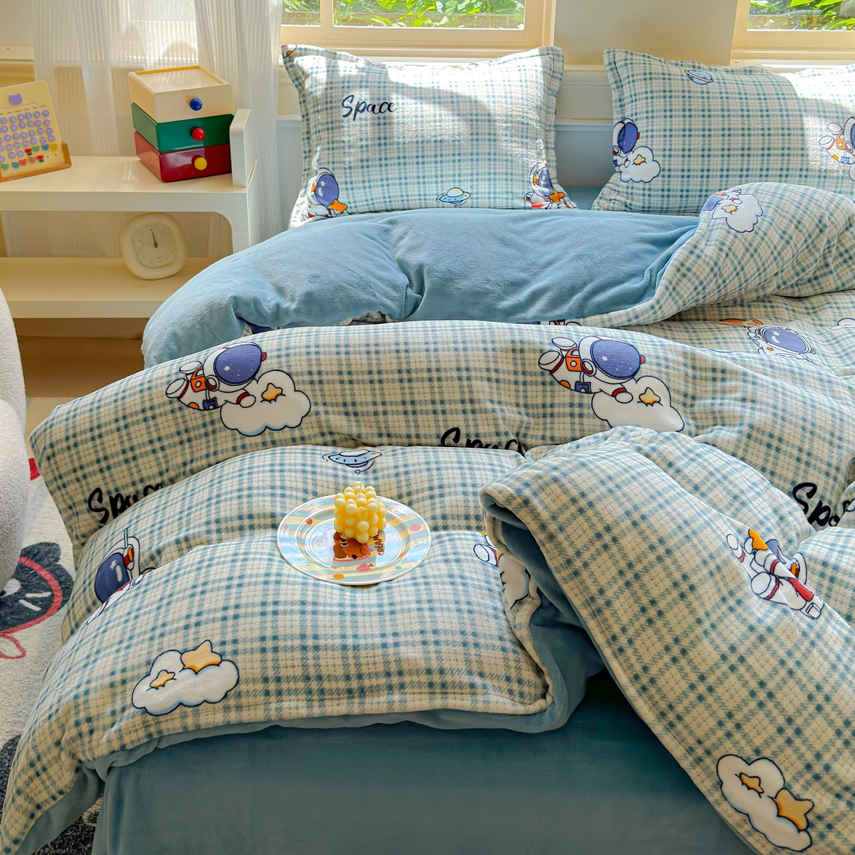 91家纺网 家纺一手货源 找家纺 绒裕家纺 2025秋冬新款230克8.5斤金貂绒牛奶绒四件套床单被套直播热款四件套 星际宇航