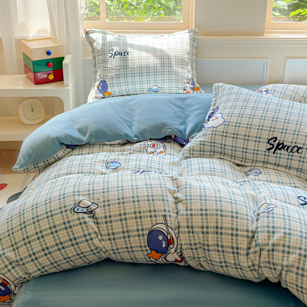 91家纺网 家纺一手货源 找家纺 绒裕家纺 2025秋冬新款230克8.5斤金貂绒牛奶绒四件套床单被套直播热款四件套 星际宇航