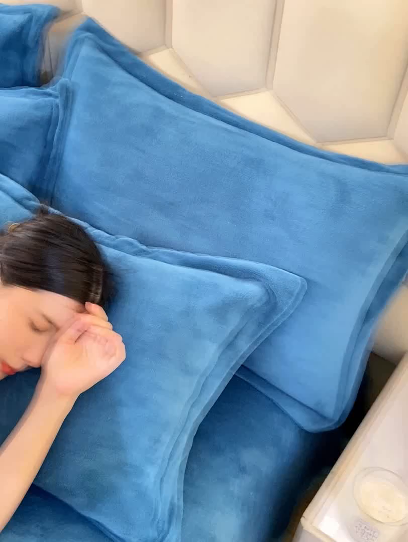 91家纺网 家纺一手货源 找家纺 暖芯家纺 2025新款加厚保暖牛奶绒冬被 宾利蓝