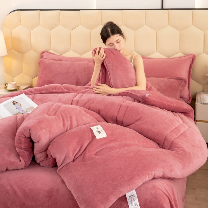 91家纺网 家纺一手货源 找家纺 暖芯家纺 2025新款加厚保暖牛奶绒冬被 豆沙