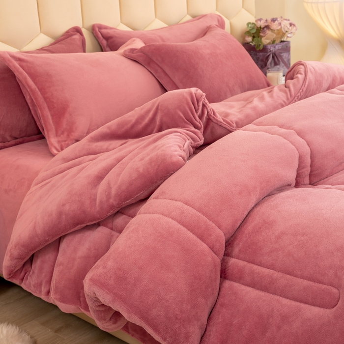 91家纺网 家纺一手货源 找家纺 暖芯家纺 2025新款加厚保暖牛奶绒冬被 豆沙