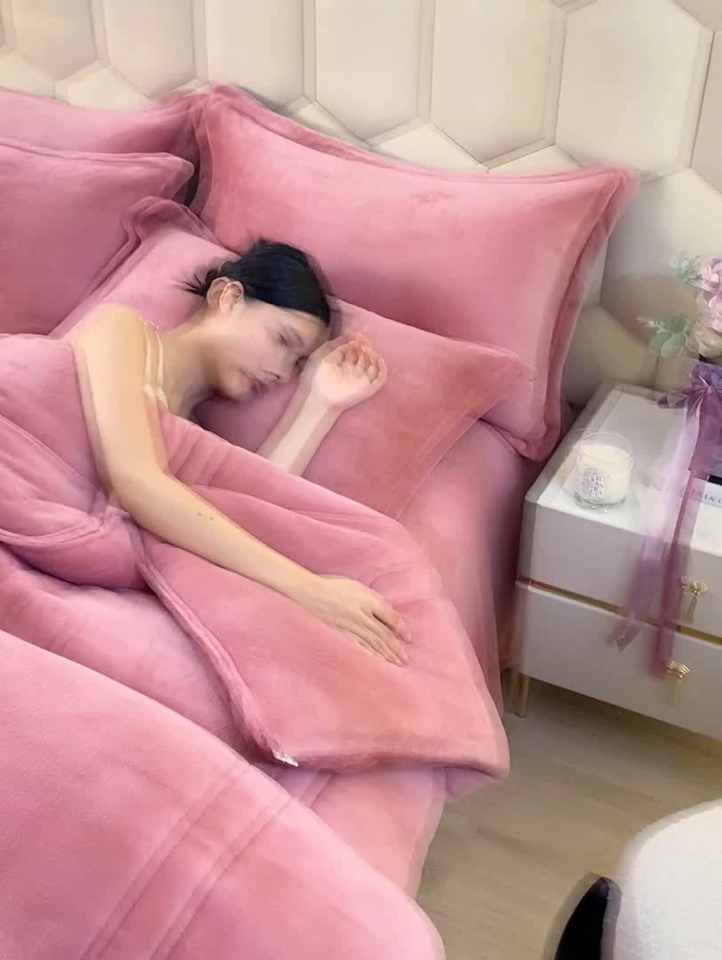 91家纺网 家纺一手货源 找家纺 暖芯家纺 2025新款加厚保暖牛奶绒冬被 豆沙