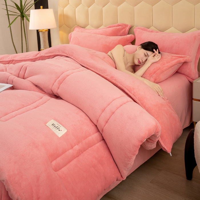 91家纺网 家纺一手货源 找家纺 暖芯家纺 2025新款加厚保暖牛奶绒冬被 粉玉