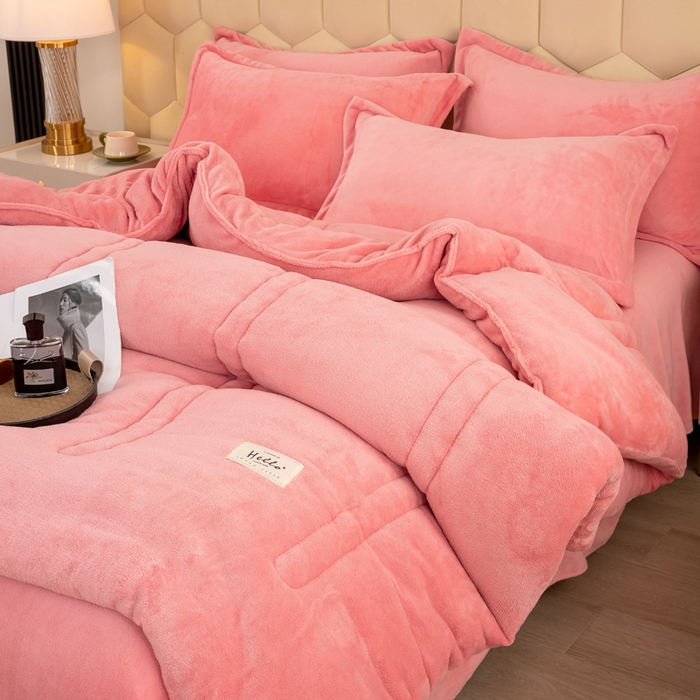 91家纺网 家纺一手货源 找家纺 暖芯家纺 2025新款加厚保暖牛奶绒冬被 粉玉