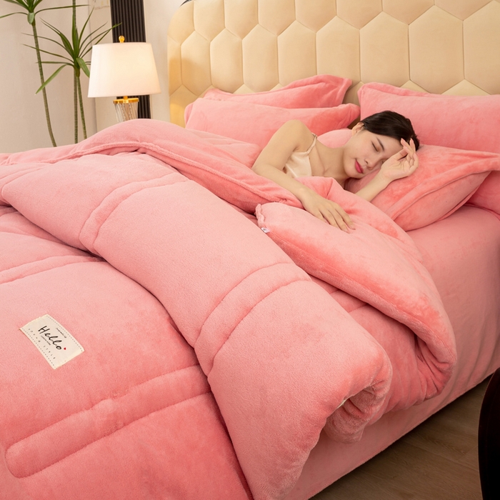 91家纺网 家纺一手货源 找家纺 暖芯家纺 2025新款加厚保暖牛奶绒冬被 粉玉