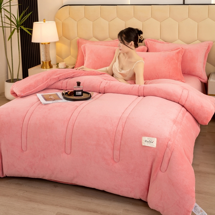 91家纺网 家纺一手货源 找家纺 暖芯家纺 2025新款加厚保暖牛奶绒冬被 粉玉