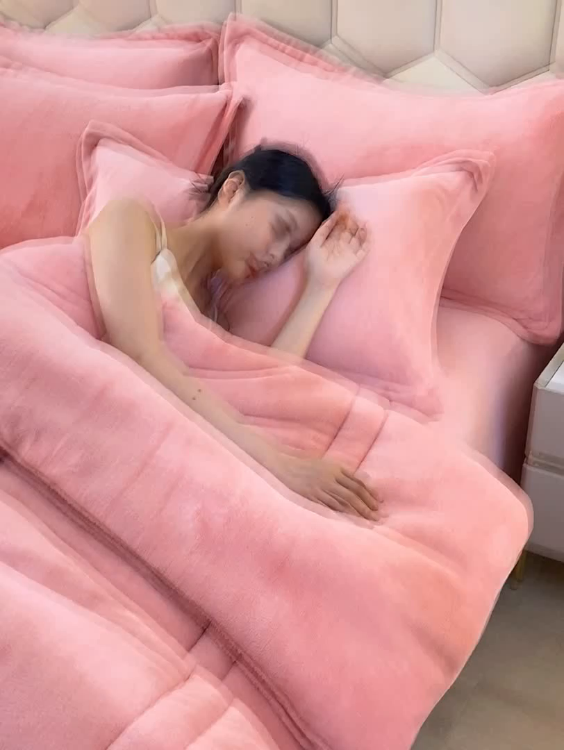 91家纺网 家纺一手货源 找家纺 暖芯家纺 2025新款加厚保暖牛奶绒冬被 粉玉