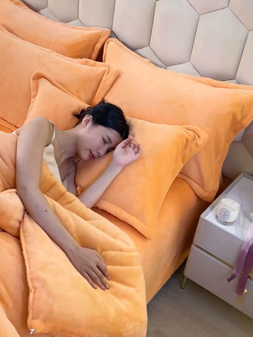 91家纺网 家纺一手货源 找家纺 暖芯家纺 2025新款加厚保暖牛奶绒冬被 橘色