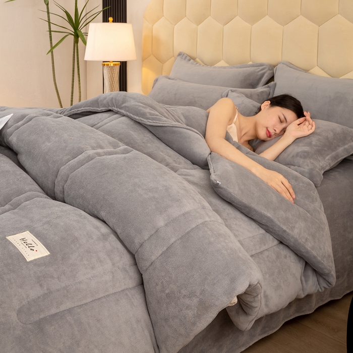 91家纺网 家纺一手货源 找家纺 暖芯家纺 2025新款加厚保暖牛奶绒冬被 浅灰