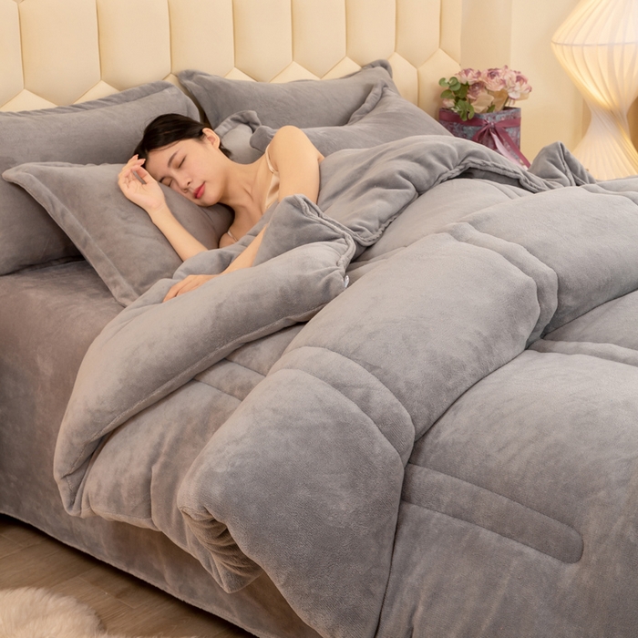 91家纺网 家纺一手货源 找家纺 暖芯家纺 2025新款加厚保暖牛奶绒冬被 浅灰