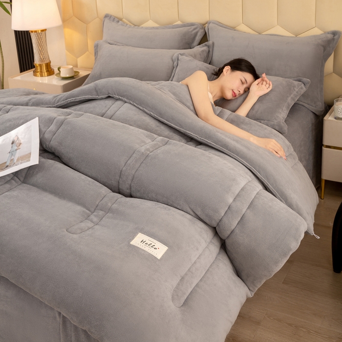 91家纺网 家纺一手货源 找家纺 暖芯家纺 2025新款加厚保暖牛奶绒冬被 浅灰