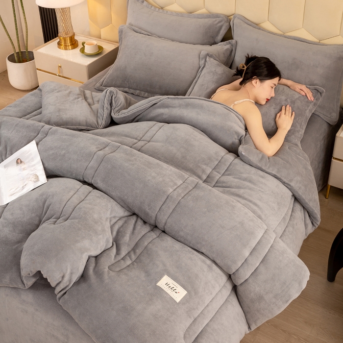 91家纺网 家纺一手货源 找家纺 暖芯家纺 2025新款加厚保暖牛奶绒冬被 浅灰