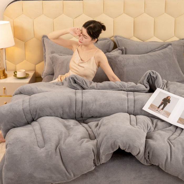 91家纺网 家纺一手货源 找家纺 暖芯家纺 2025新款加厚保暖牛奶绒冬被 浅灰