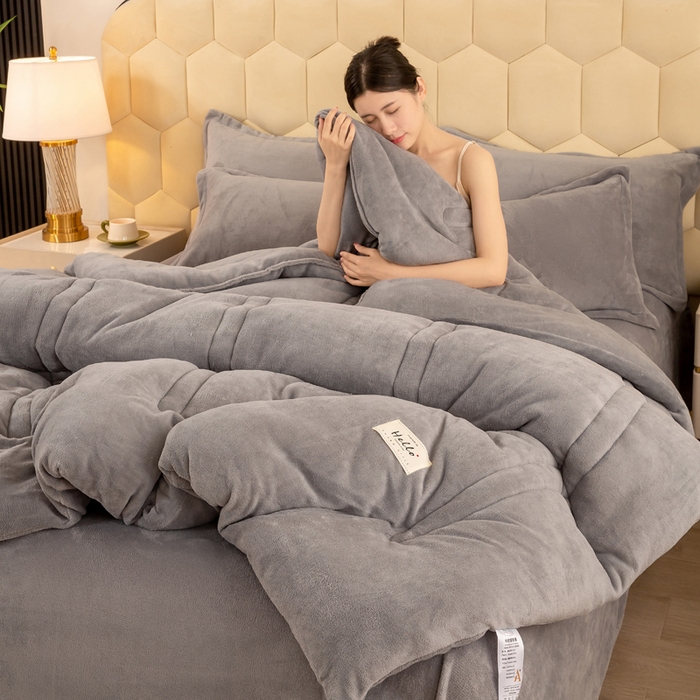 91家纺网 家纺一手货源 找家纺 暖芯家纺 2025新款加厚保暖牛奶绒冬被 浅灰