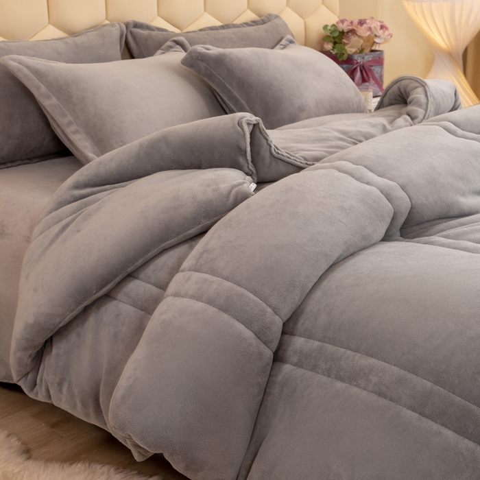 91家纺网 家纺一手货源 找家纺 暖芯家纺 2025新款加厚保暖牛奶绒冬被 浅灰