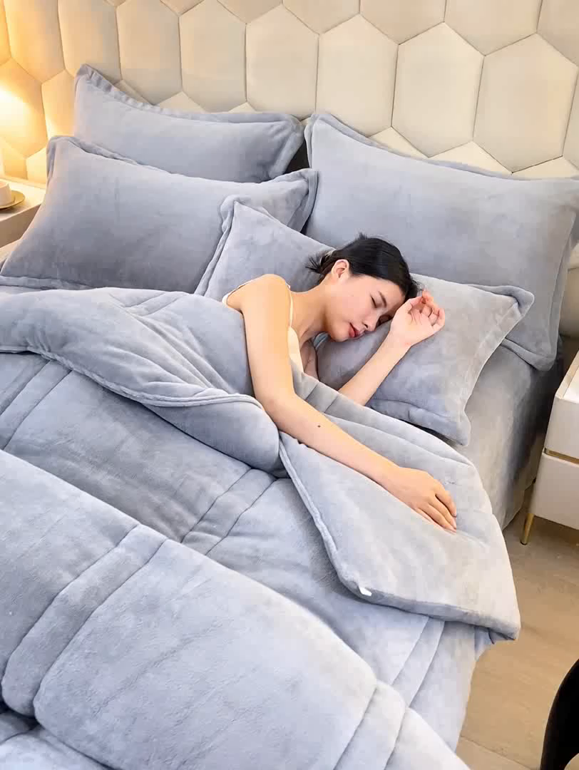91家纺网 家纺一手货源 找家纺 暖芯家纺 2025新款加厚保暖牛奶绒冬被 浅灰