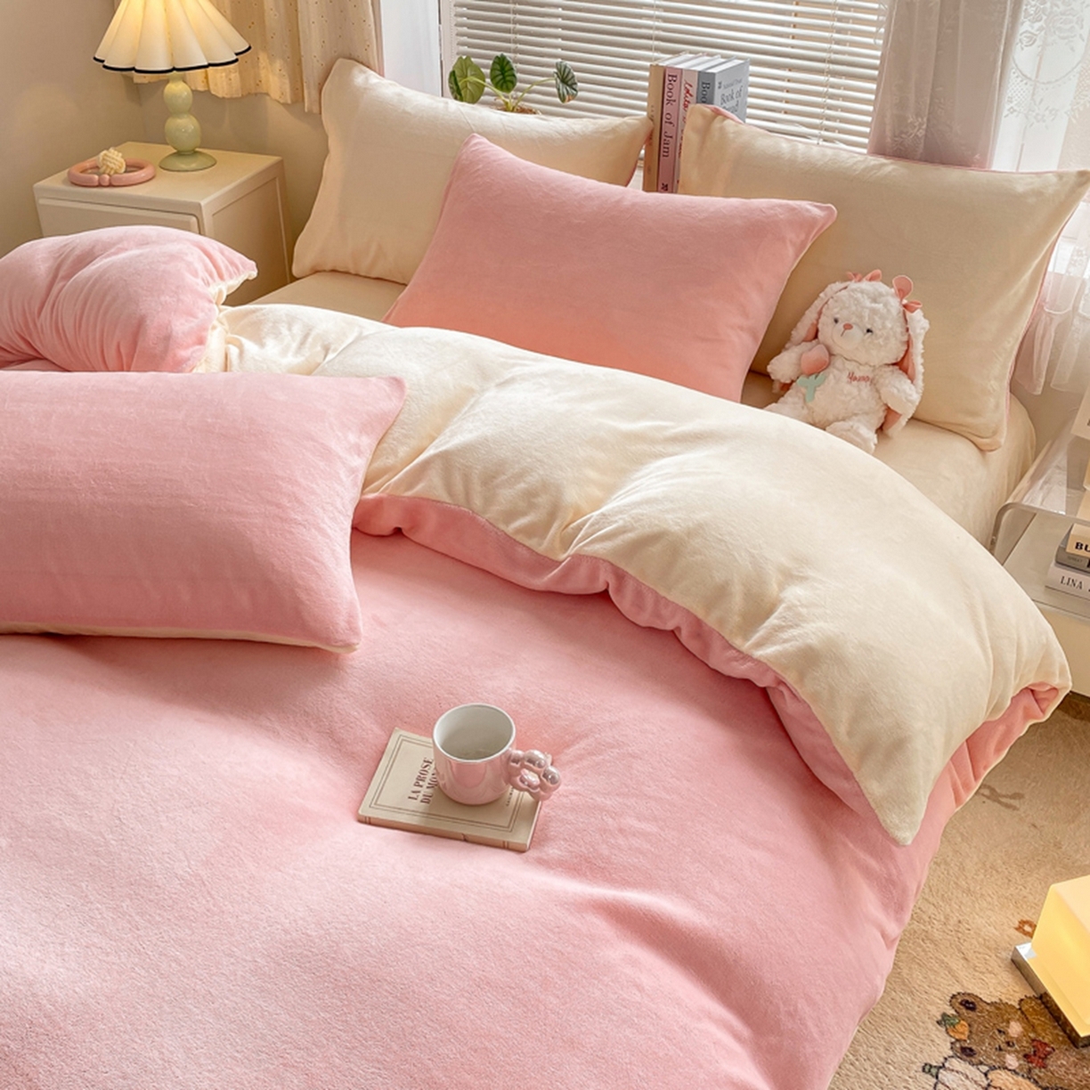 91家纺网 家纺一手货源 找家纺 绒裕家纺 2025秋冬新款230克8.5斤金貂绒牛奶绒四件套床单被套直播热款四件套 浅粉+奶黄