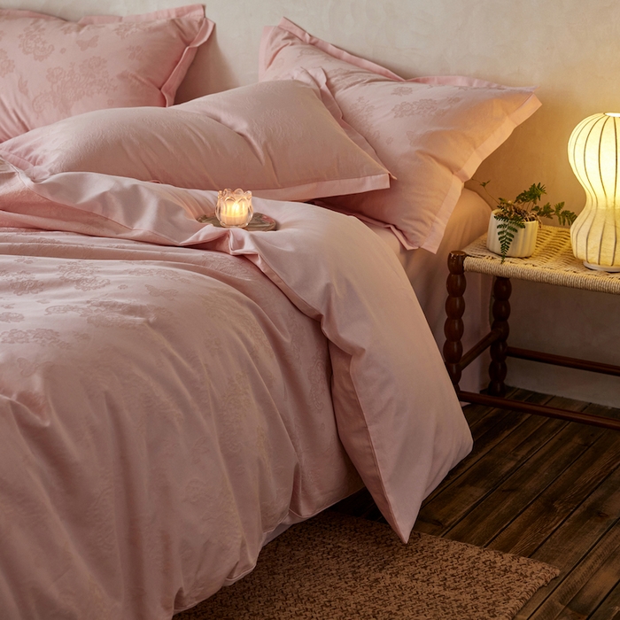 91家纺网 家纺一手货源 找家纺 安莱生活 2025新款A类高定款新疆长绒棉提花拼角磨毛四件套-科罗拉 科罗拉-绯粉