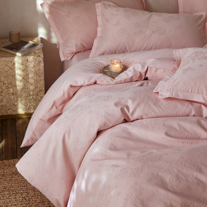 91家纺网 家纺一手货源 找家纺 安莱生活 2025新款A类高定款新疆长绒棉提花拼角磨毛四件套-科罗拉 科罗拉-绯粉